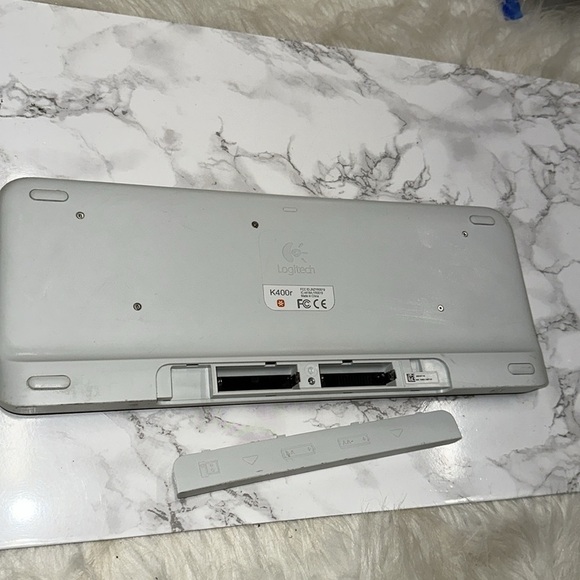 Logitech Black Wireless K400R USB compact Keyboard, 3.5 inch Integrated Touchpad - Picture 9 of 11